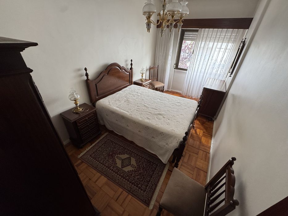 Moveis de quarto casal: 1 cama, 2 mesas cabeceira, uma comoda, um guardafatos, uma cadeia e um espelho