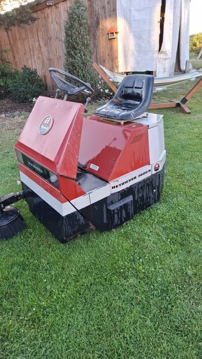 Zamiatarka samojezdna ze zbiornikiem akumulatorowa