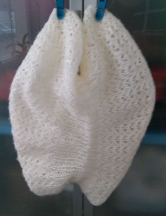 Берет вязаный из пряжи «паутинка» 100% акрил, молочный цвет.