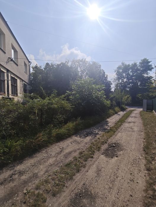 Продаж 2к квартири в Брюховичах з земельною ділянкою 1.7сот