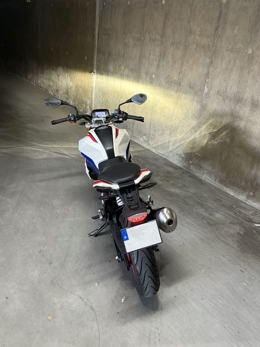 BMW G 310R.