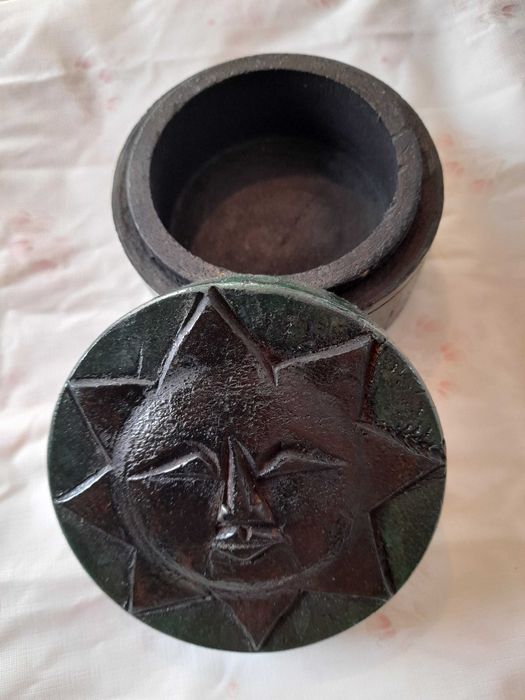 Caixa em Madeira Trabalhada ( Artesanal ) --  ( Muito antiga )