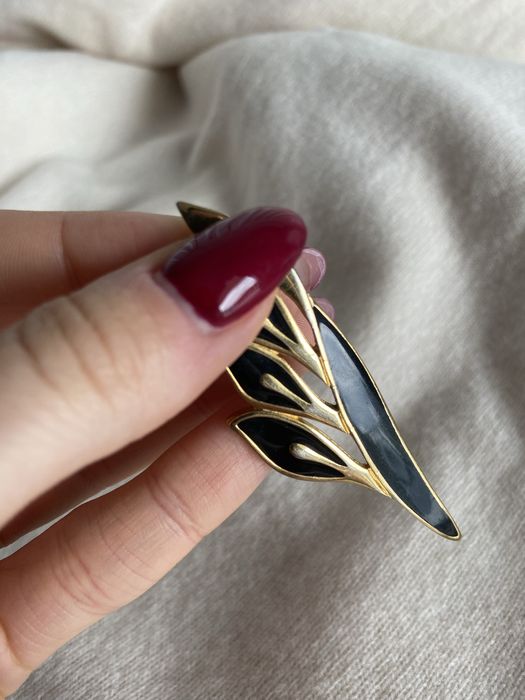 Vintage retro broszka Givenchy 1981 rok lilia z czarna emalia