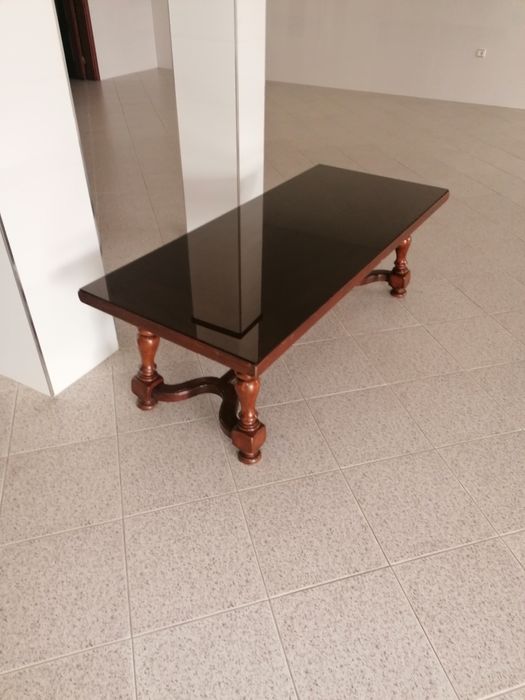 Mesa massisa em excelente estado