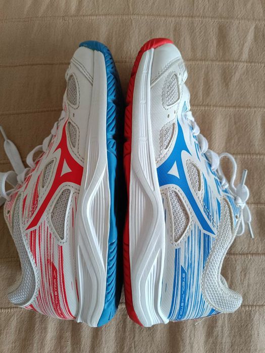 Фірмові кросівки Mizuno