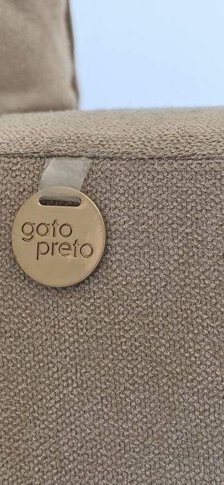 Sofá sala (gato preto)