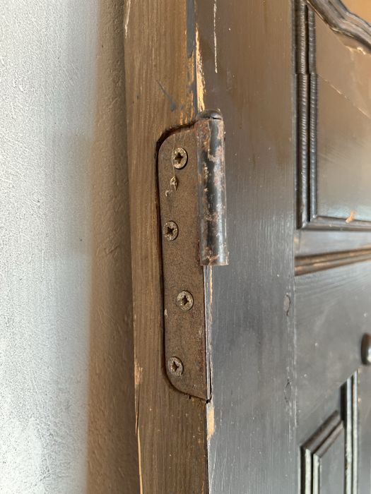 Масивні вхідні деревʼяні двері