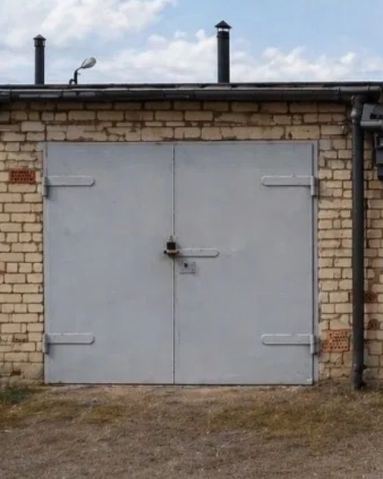 здамо високий гараж під два авто