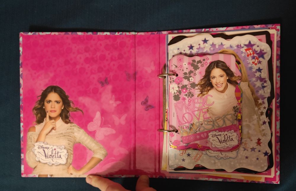 NOWY zestaw naklejek, pocztówki, karteczki i NOWY segregator Violetta.