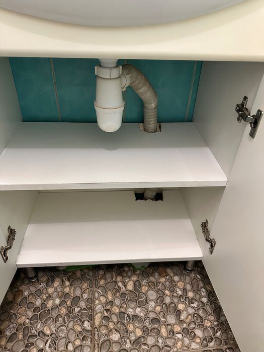 Раковина з тумбочкою у ванну