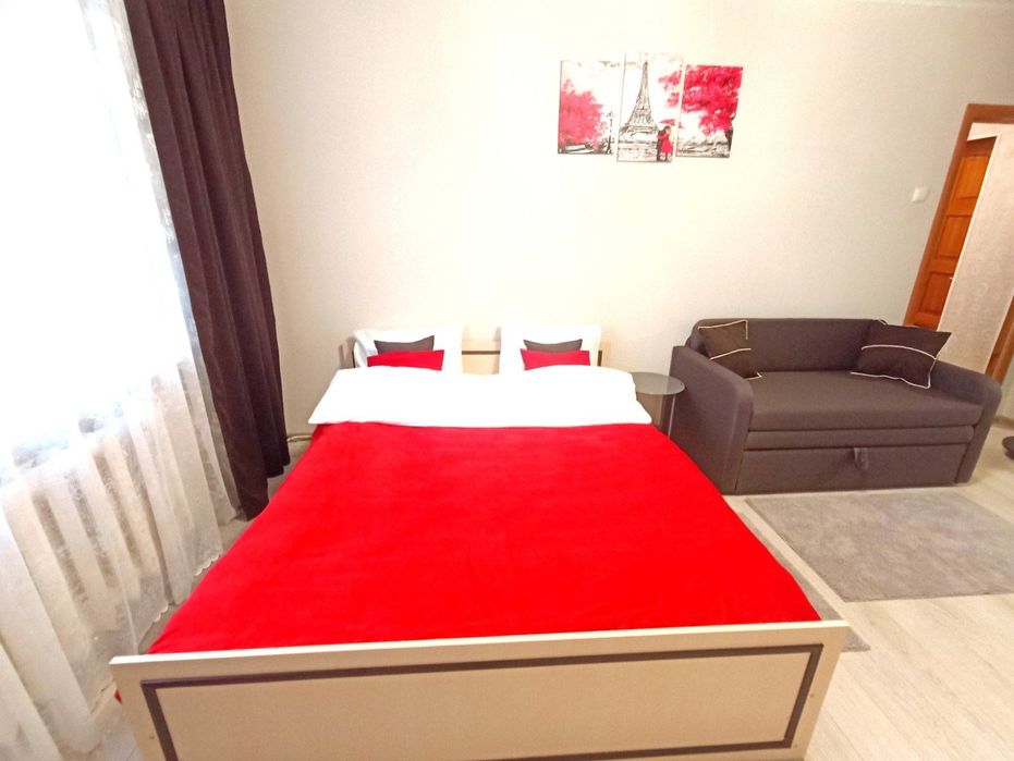 Здається подобово однокімнатна квартира з кондиціонером.