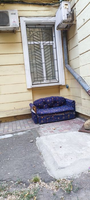 Диван повидавший