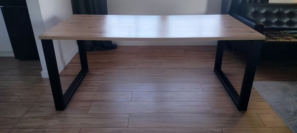 Stół z metalowymi nogami
