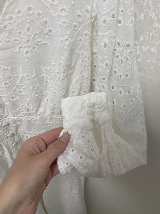 Біла сукня міді з прошви