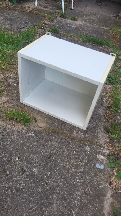 Mała półka lub szafka bez zamknięcia