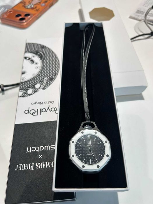 Swatch AP Ocho Negro – biały ośmiokąt, czarne detale, 90h rezerwy