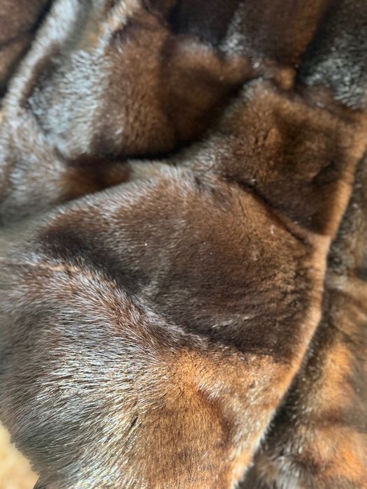 Норкова натуральна шубка ,розмір М ,довжина 90 см , з капішоном