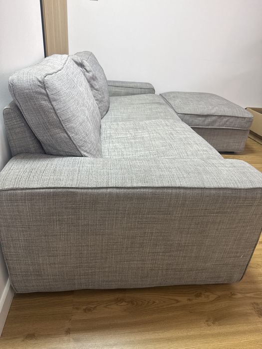 Sofá IKEA cinzento com repousa pés
