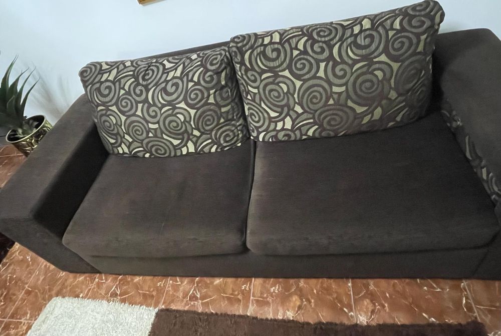 Sofá castanho com bancos