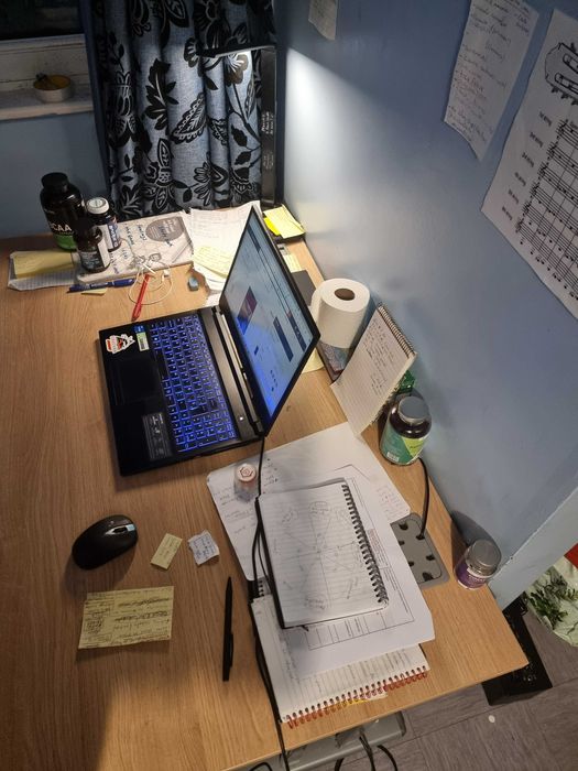 Mesa de Escritório sólida e com passagens para cabos. Office Table