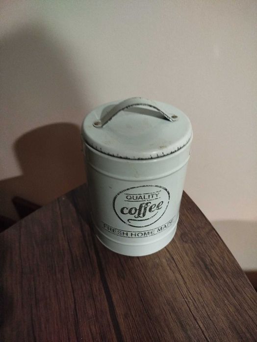 Caixas metálicas vazias