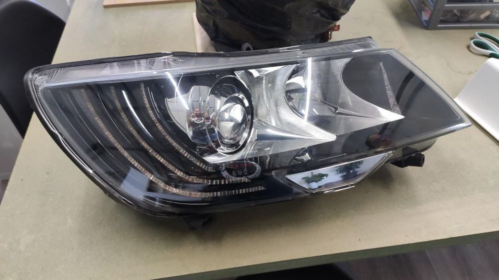 farol direito bi-xenon led Skoda Superb facelift 2013
