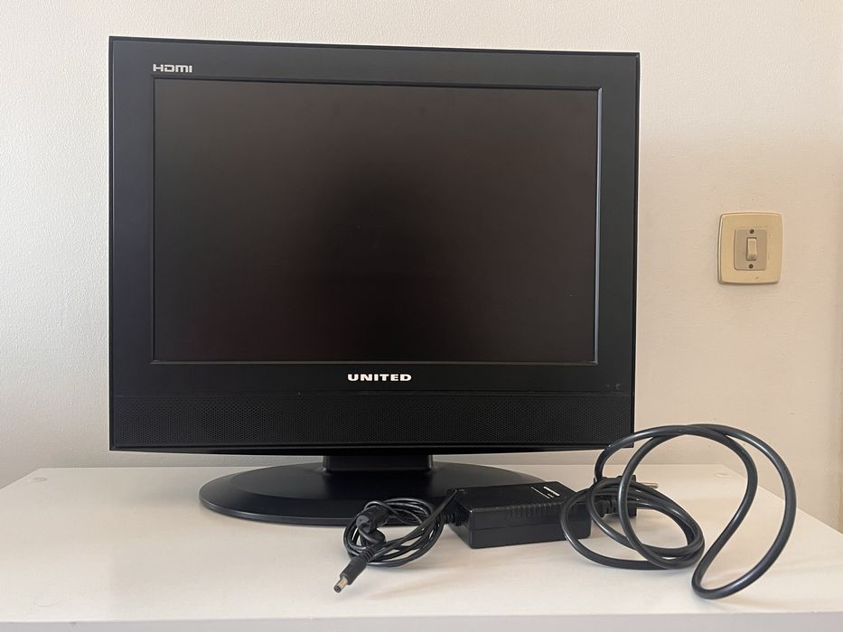 Televisão 19” com wide screen LCD, DVD e entrada HDMI.