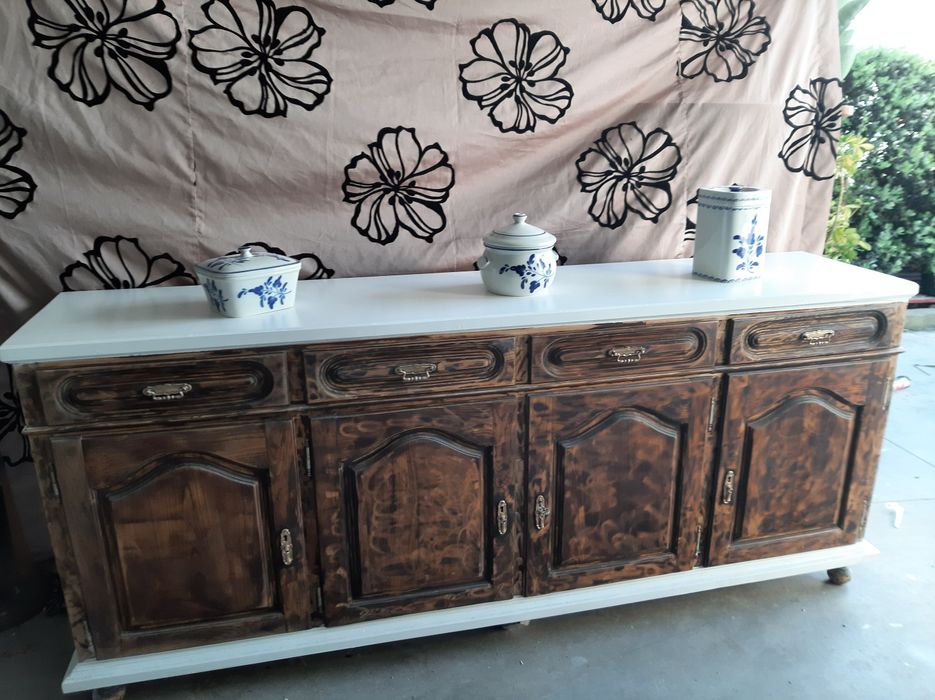 Aparador branco e castanho