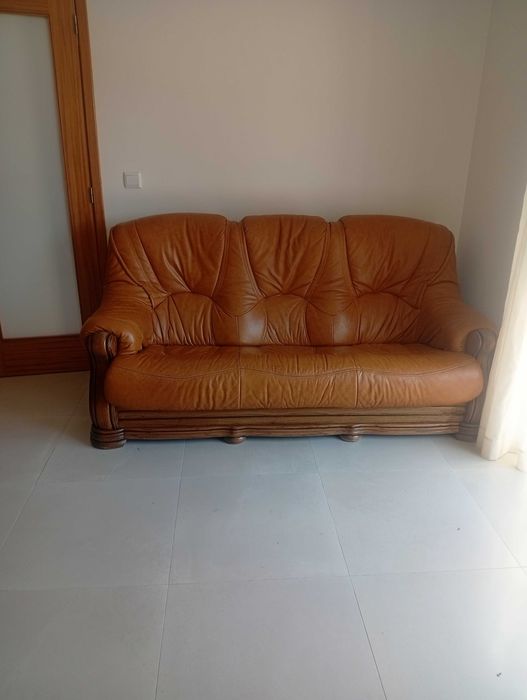 Móveis de sala incluindo mesa e cadeiras