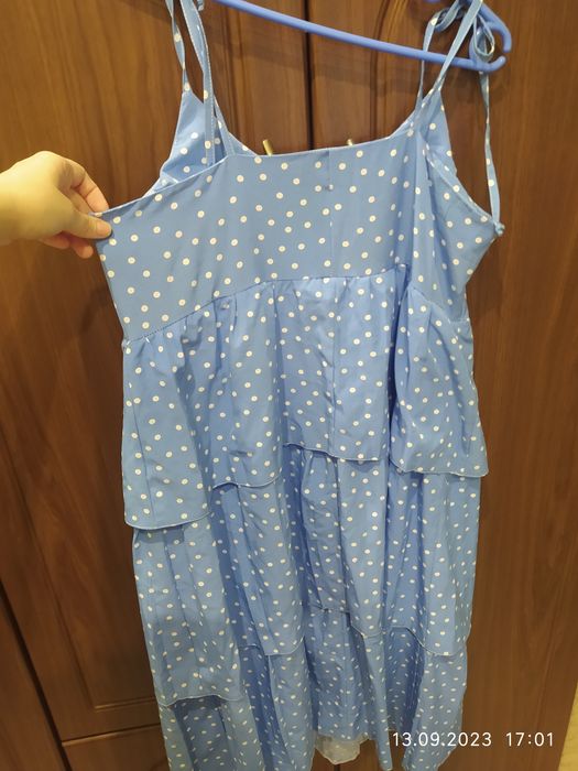 Блакитна сукня в горошок