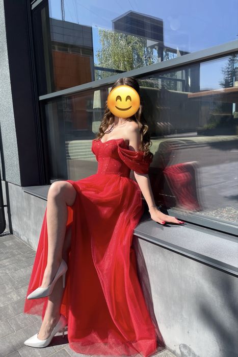 Червона випускна сукня