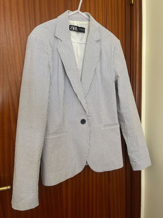 Blazer Zara azul e branco