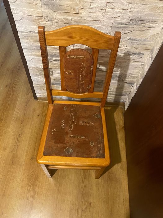 Stół drewniany z krzesłami