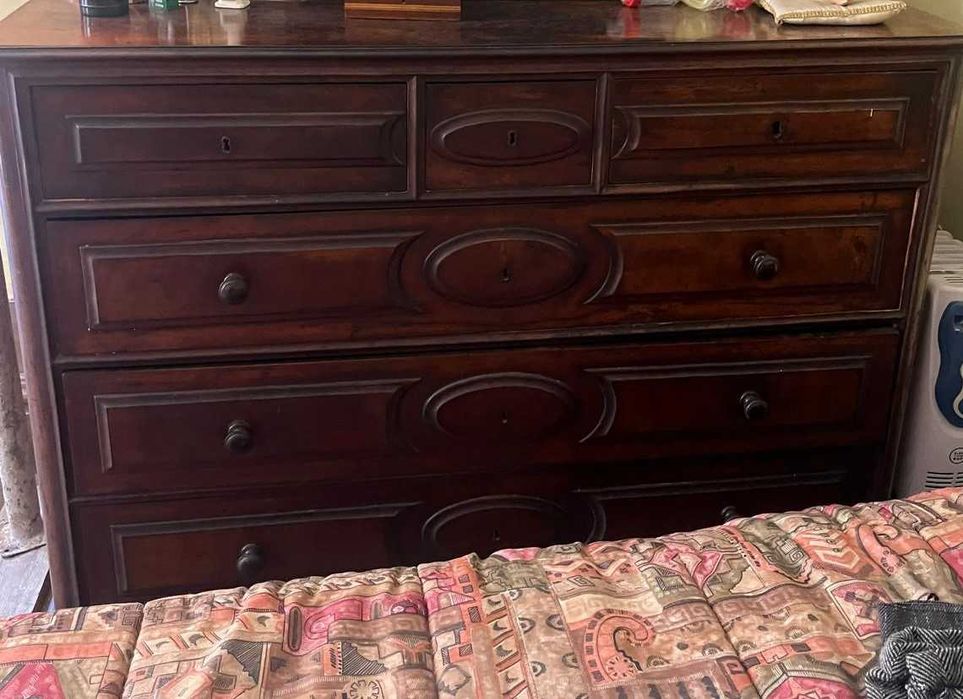 Conjunto móveis centenários em madeira maciça e de grande qualidade