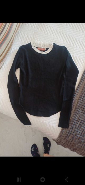 Camisola preta com gola de camisa