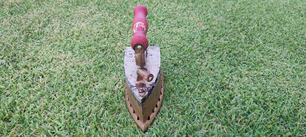 Ferro de engomar antigo