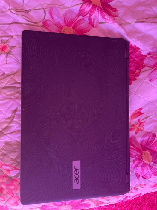 Acer com 1 mês de uso sem carregador, pois perdi o cabo em viagem.