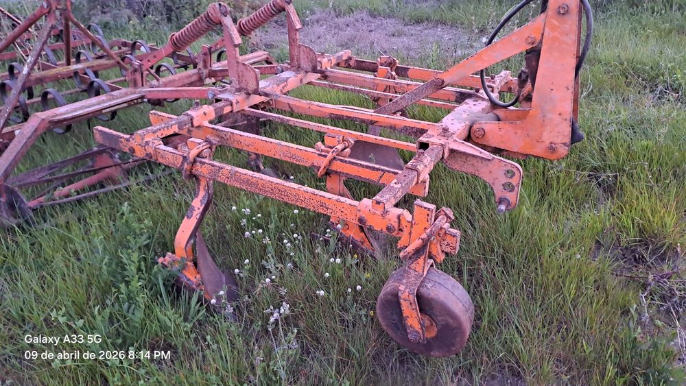 Várias alfaias agricolas, vendo em conjunto ou separado