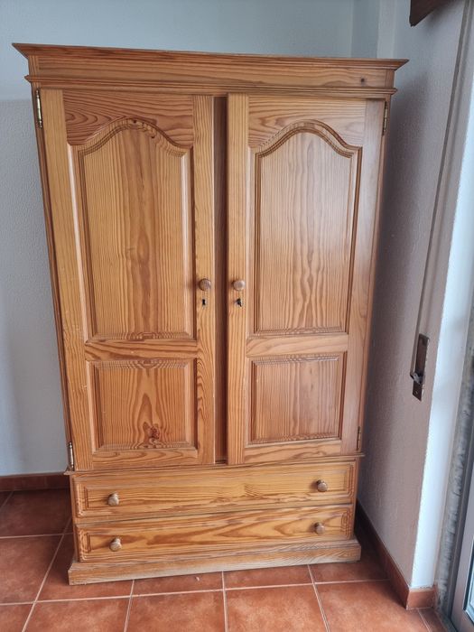 Armário em madeira maciça – estilo clássico