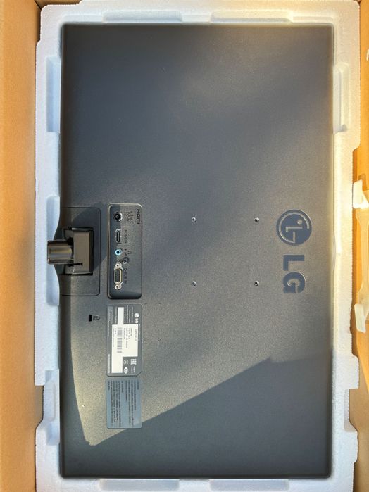 Монітор 23.8” FullHD LG 24MP57HQ-P. VGA і HDMI кабелі. Камера Logitech