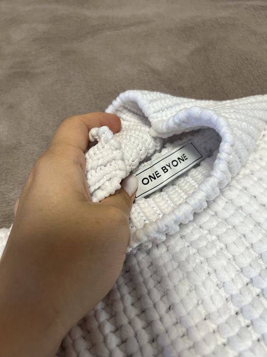 Білий вʼязаний светр