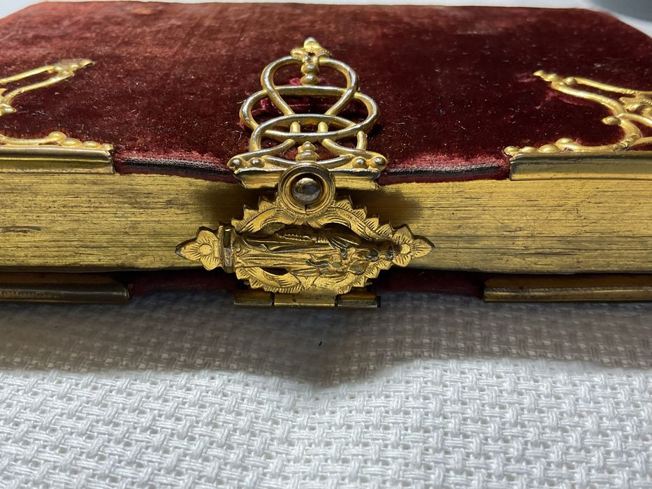 Livro religioso com ferragens douradas - Preces e orações quotidianas