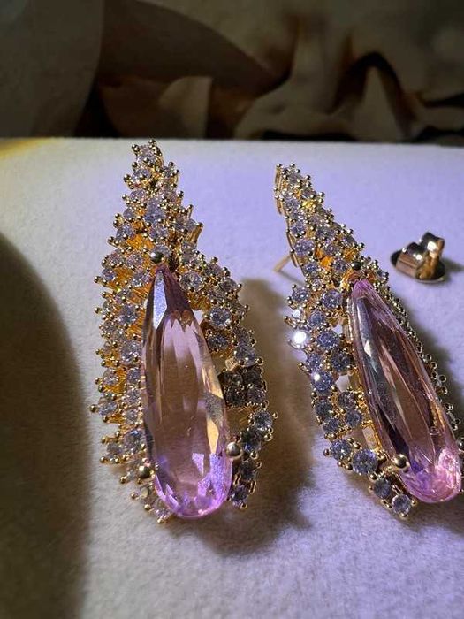 Brinco de festa Elegante | Microzircônias Pedra Rose | Banho Ouro 18k