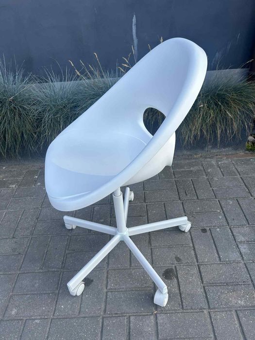 Białe krzesło  obrotowe
