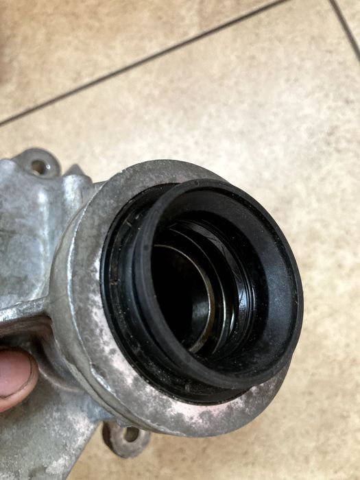 Флянець мосту передній правий jaguar для повного приводу.