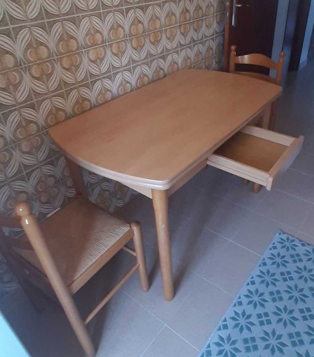 Mesa de Cozinha extensível com duas cadeiras