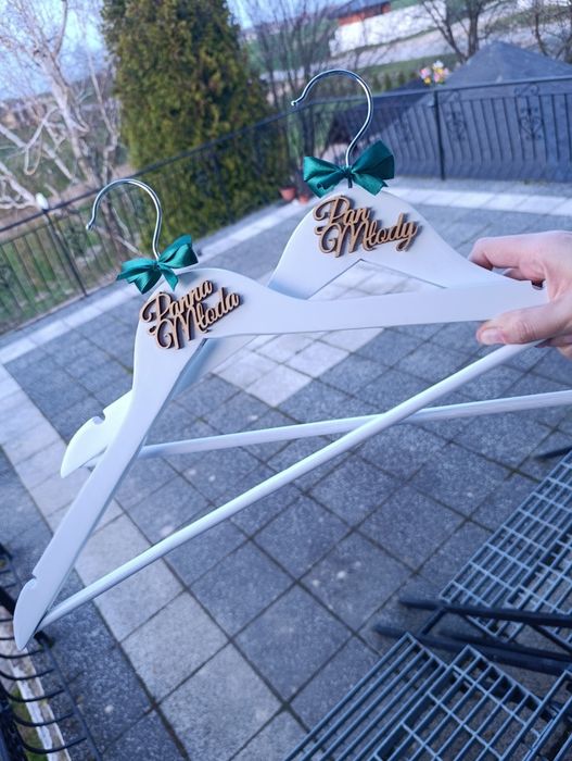 Wieszaki ślubne drewniane białe butelkowa zieleń ślub wesele dekoracje panna młoda pan młody