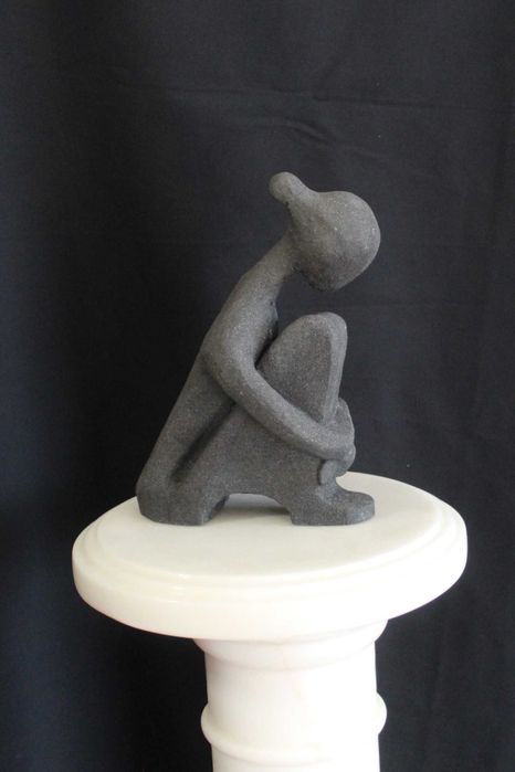 Peça escultural vintage inspirada na estatueta do "Homem Pensante"