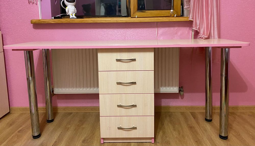 Письмовий стіл для дівчат