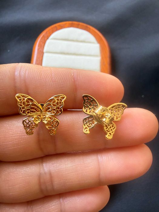 Brincos de borboleta dourados com detalhes vazados em Prata 925 dourada
